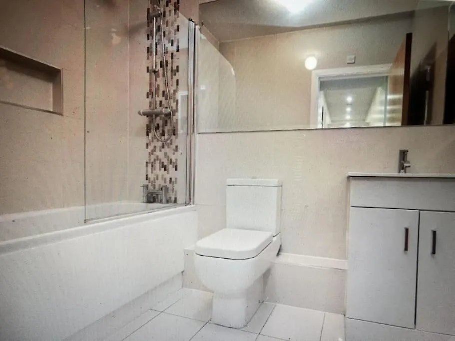 City Beach Gem 5 Adult Spaces Plus Child Dublino 0*,  Irlanda