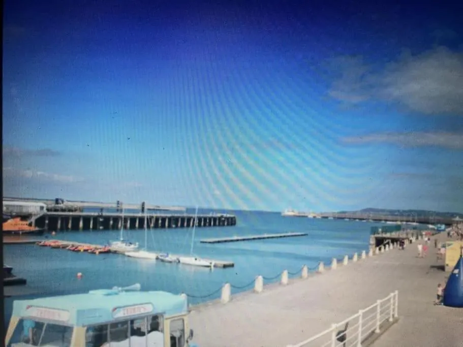 City Beach Gem 5 Adult Spaces Plus Child Dublin 0*,
